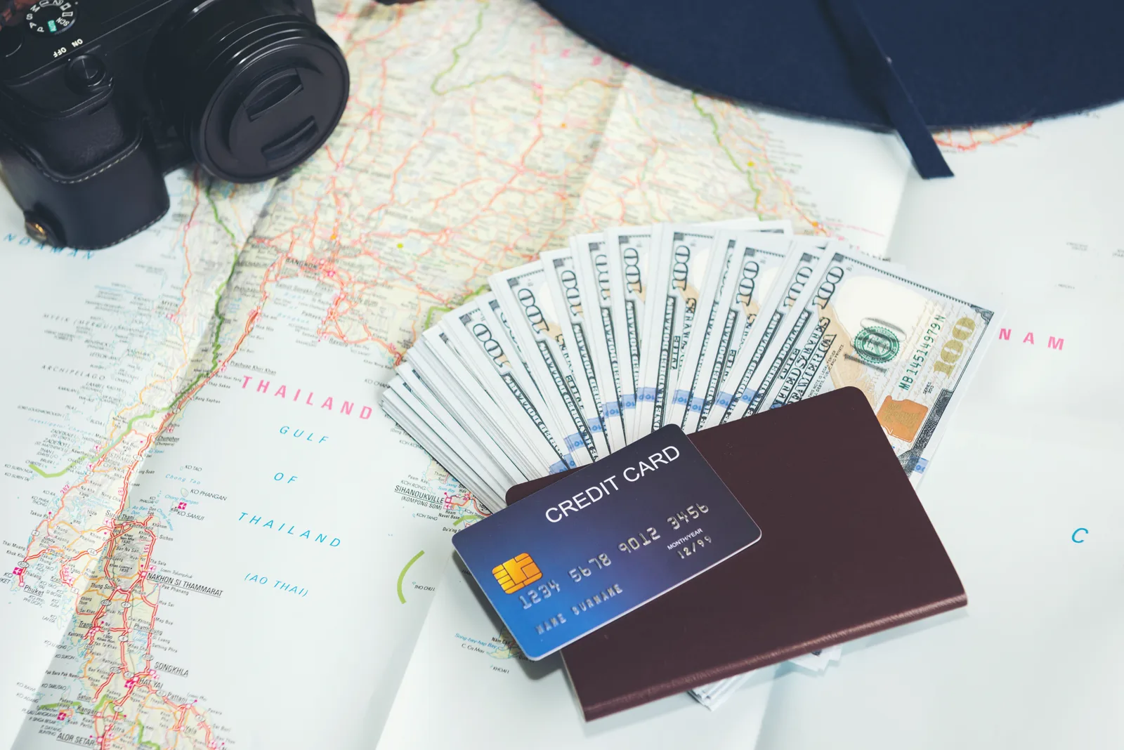 Passaporte, dólares e cartão para uma viagem internacional aos Estados Unidos